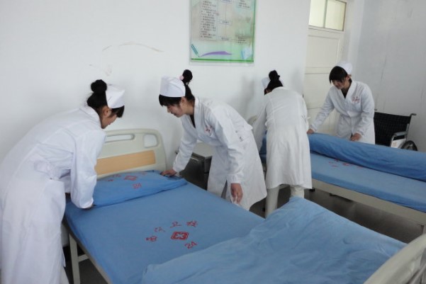 成都華大衛(wèi)校學(xué)子在做實(shí)訓(xùn)操作