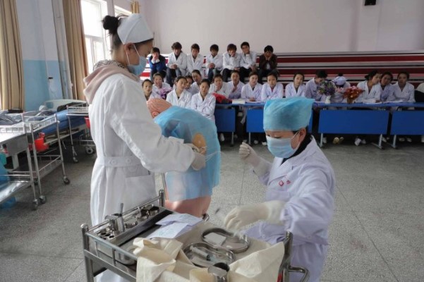 成都華大衛(wèi)校老師在給學(xué)生上實(shí)訓(xùn)課