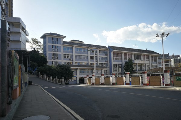 攀枝花經(jīng)貿(mào)旅游學(xué)校校園一角 攀枝花經(jīng)貿(mào)旅游學(xué)校校園一角